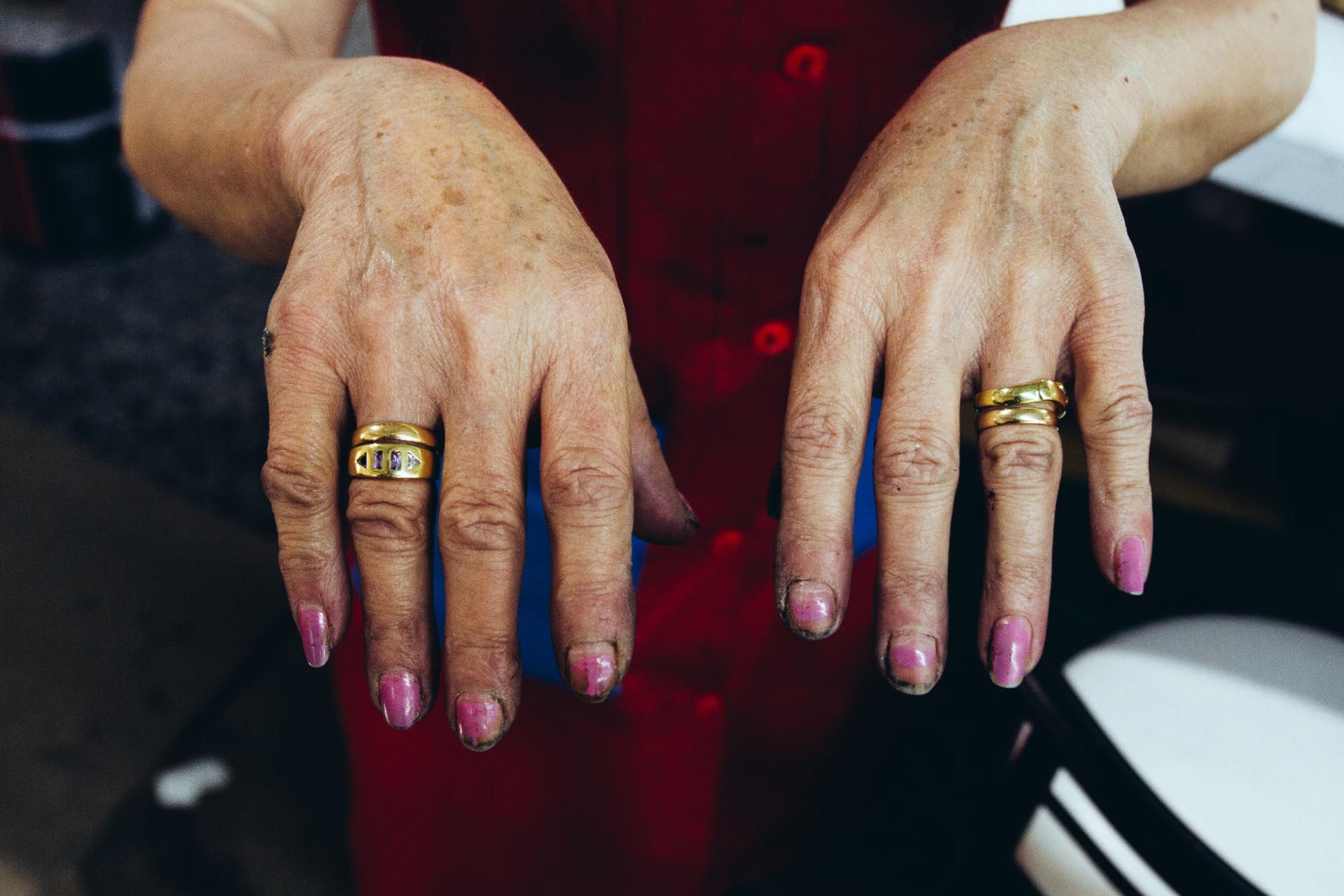 Manos de trabajadora de fábrica textil de Elche